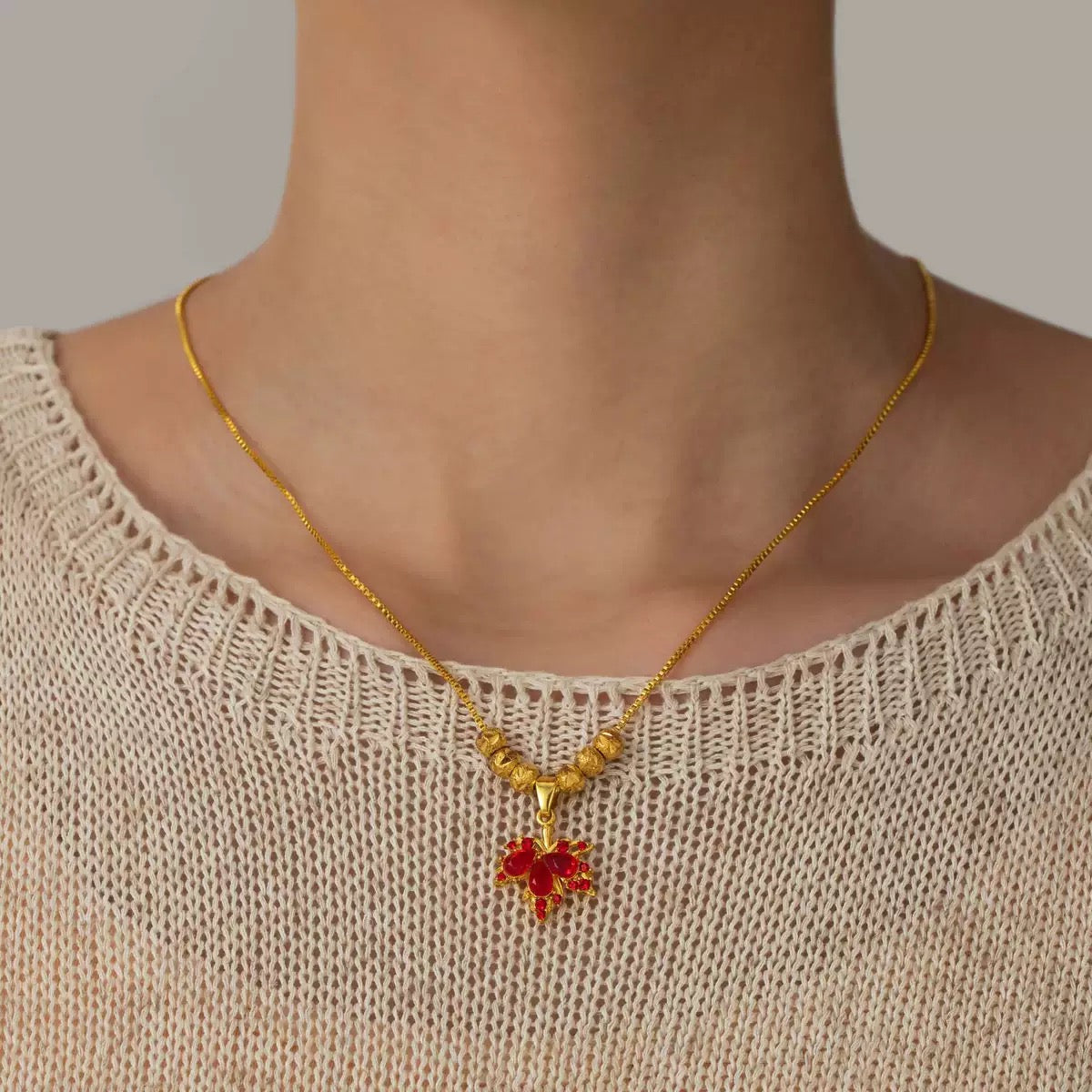 Red maple leaf pendant necklace