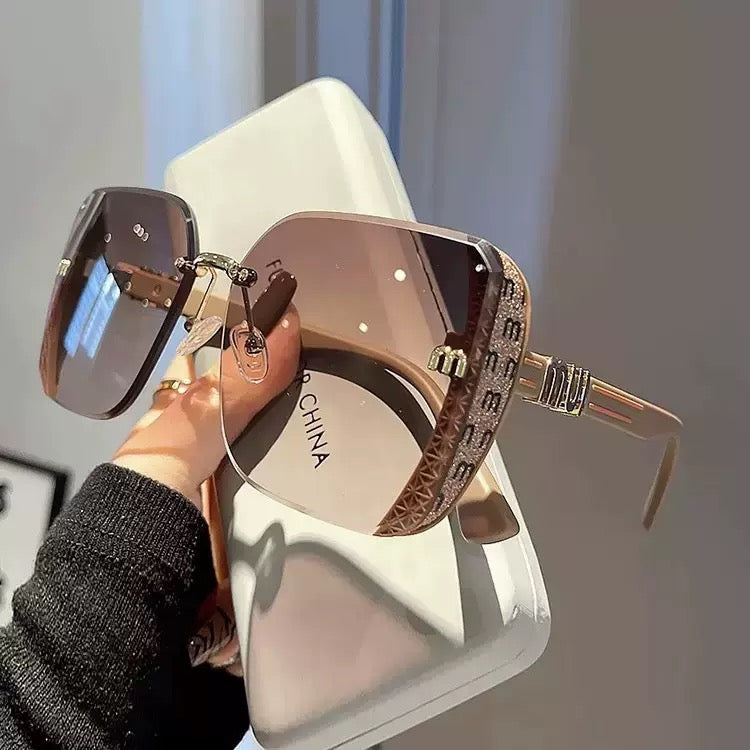 🕶️✨ Rimless, oversized, square sunglasses
