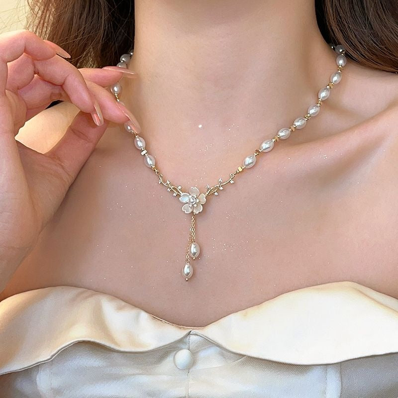 Flower pearl pendant necklace