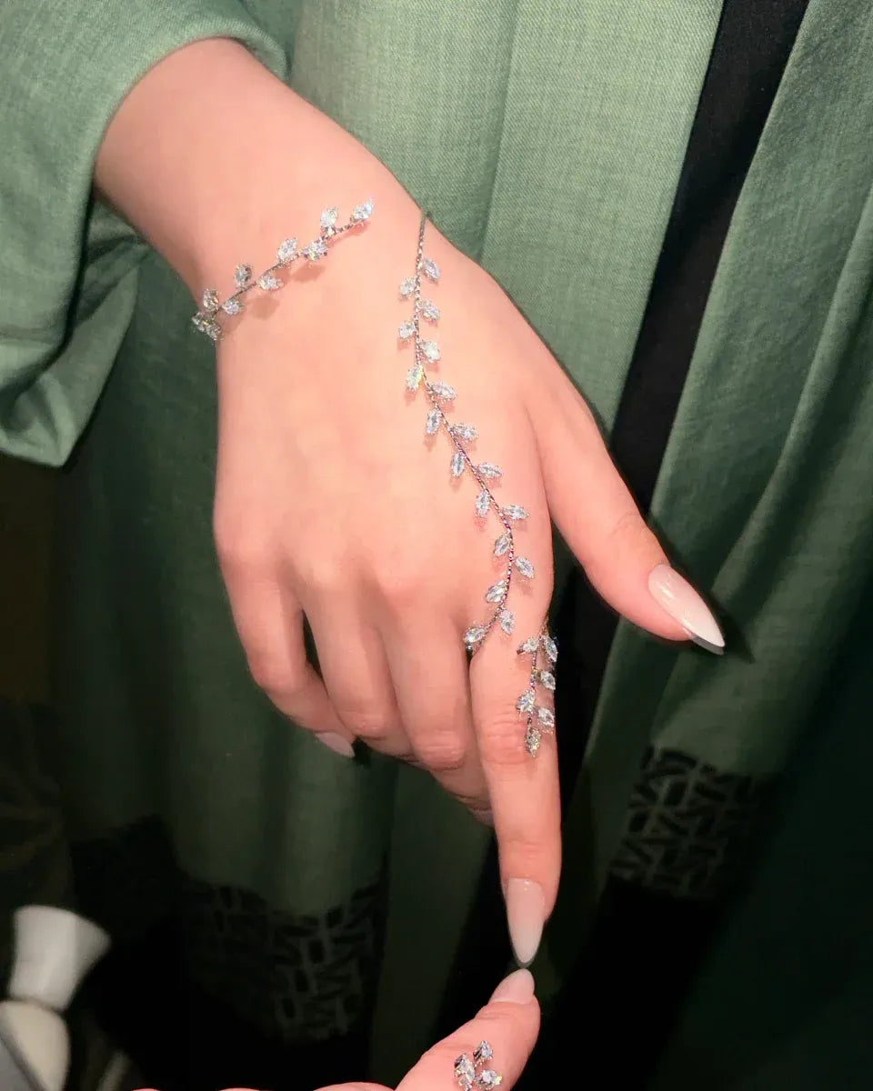 Elegant hand chain