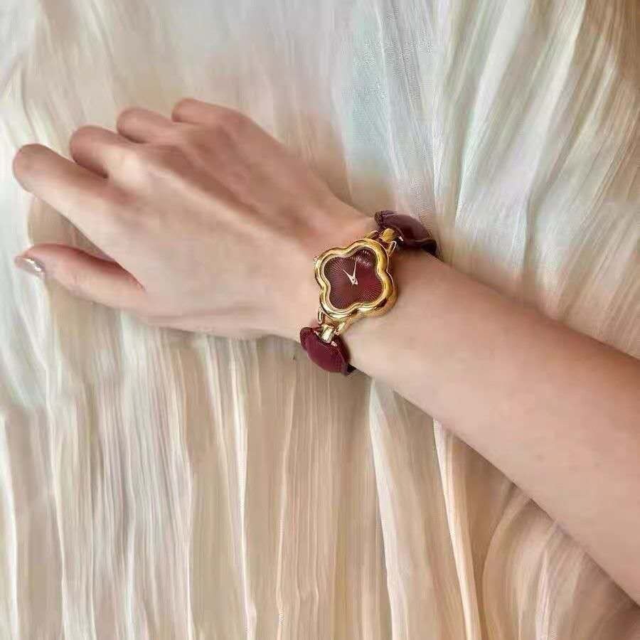 IEKE Clover-Shaped Gold Women's Watch